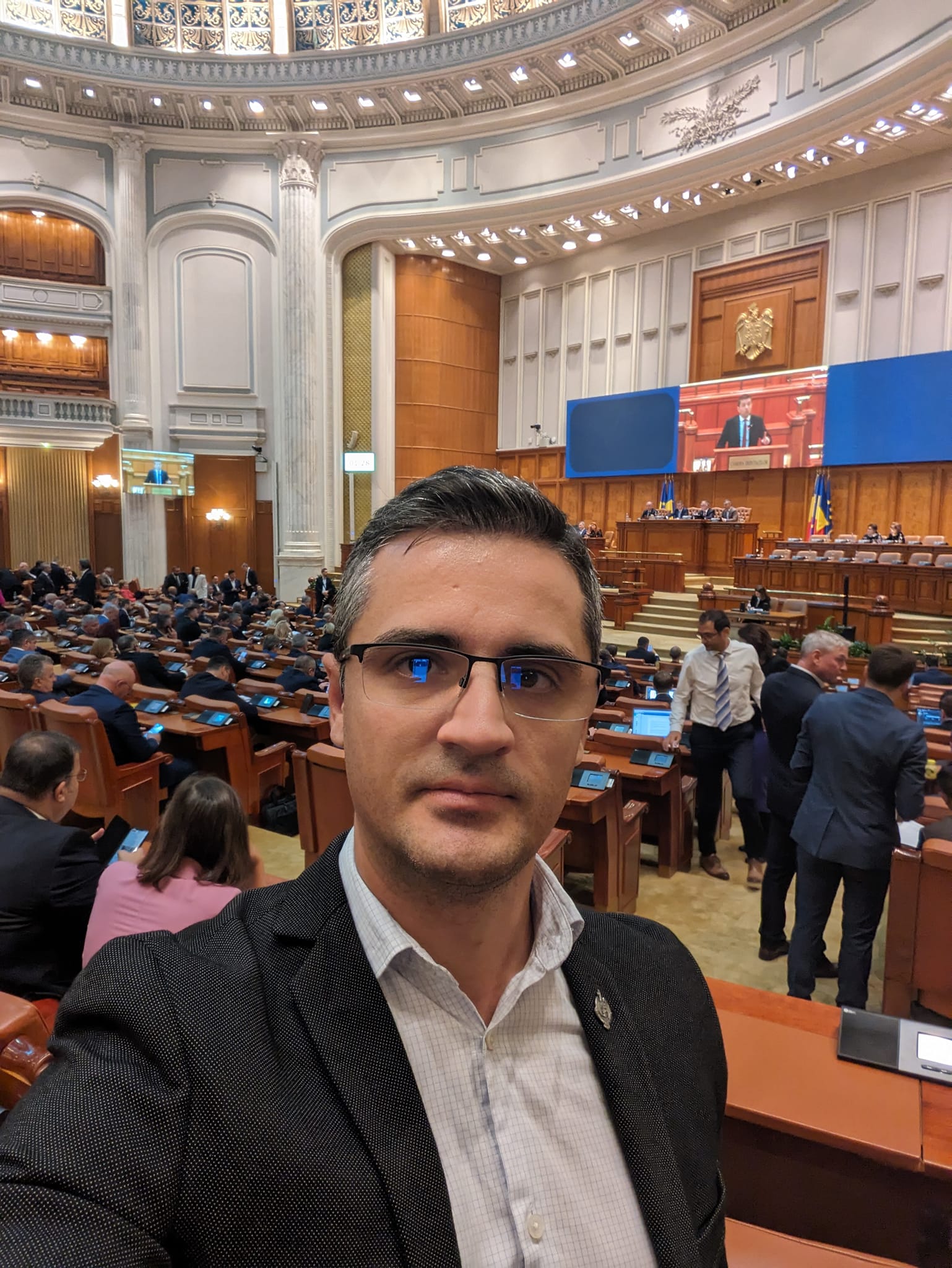 Conducerea Parlamentului României a permis astăzi ca agenda publică a Legislativului să fie stabilită de o adunătură de golani și de o mahalagioaică
